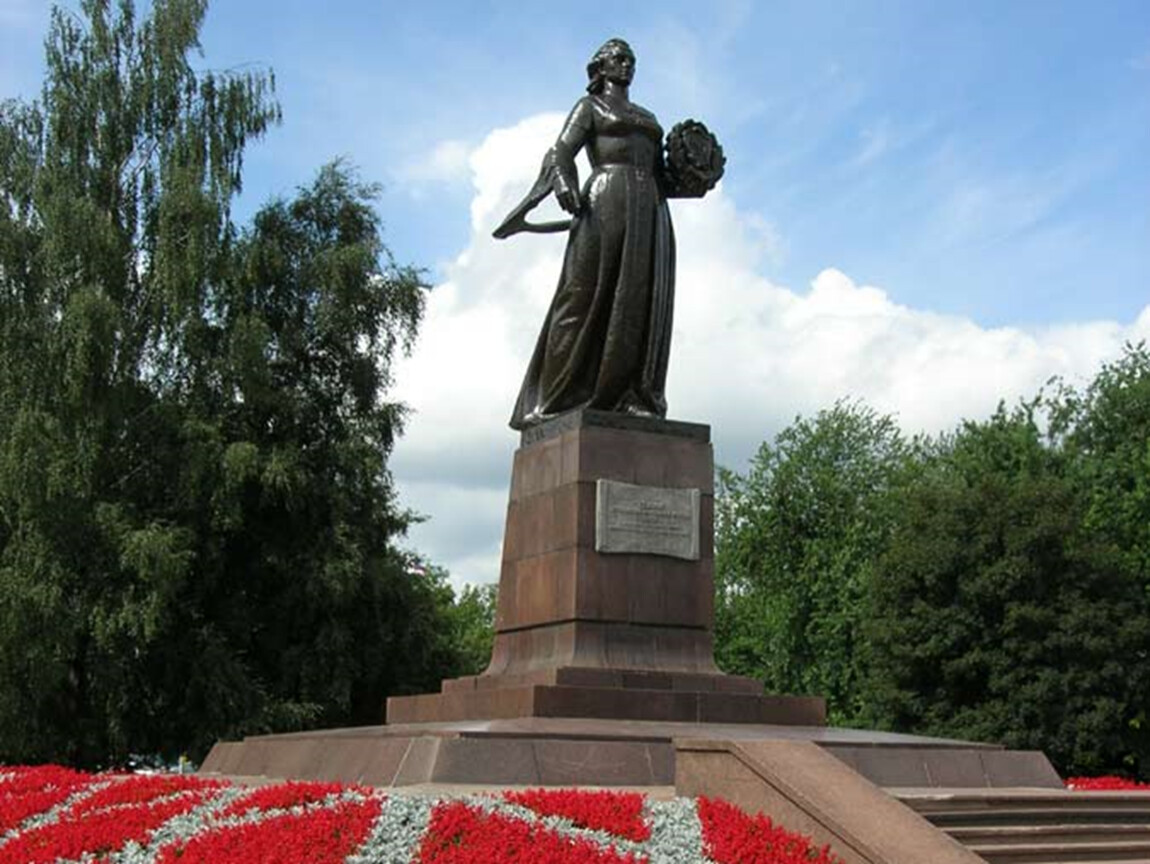 Памятник Мать Россия
